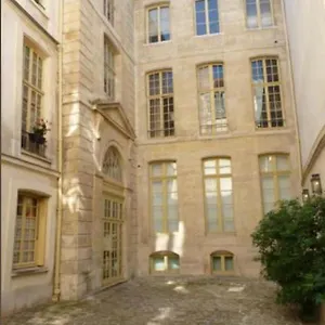 https://charming-cosy-triplex-in-trendy-marais.fr-paris.fr